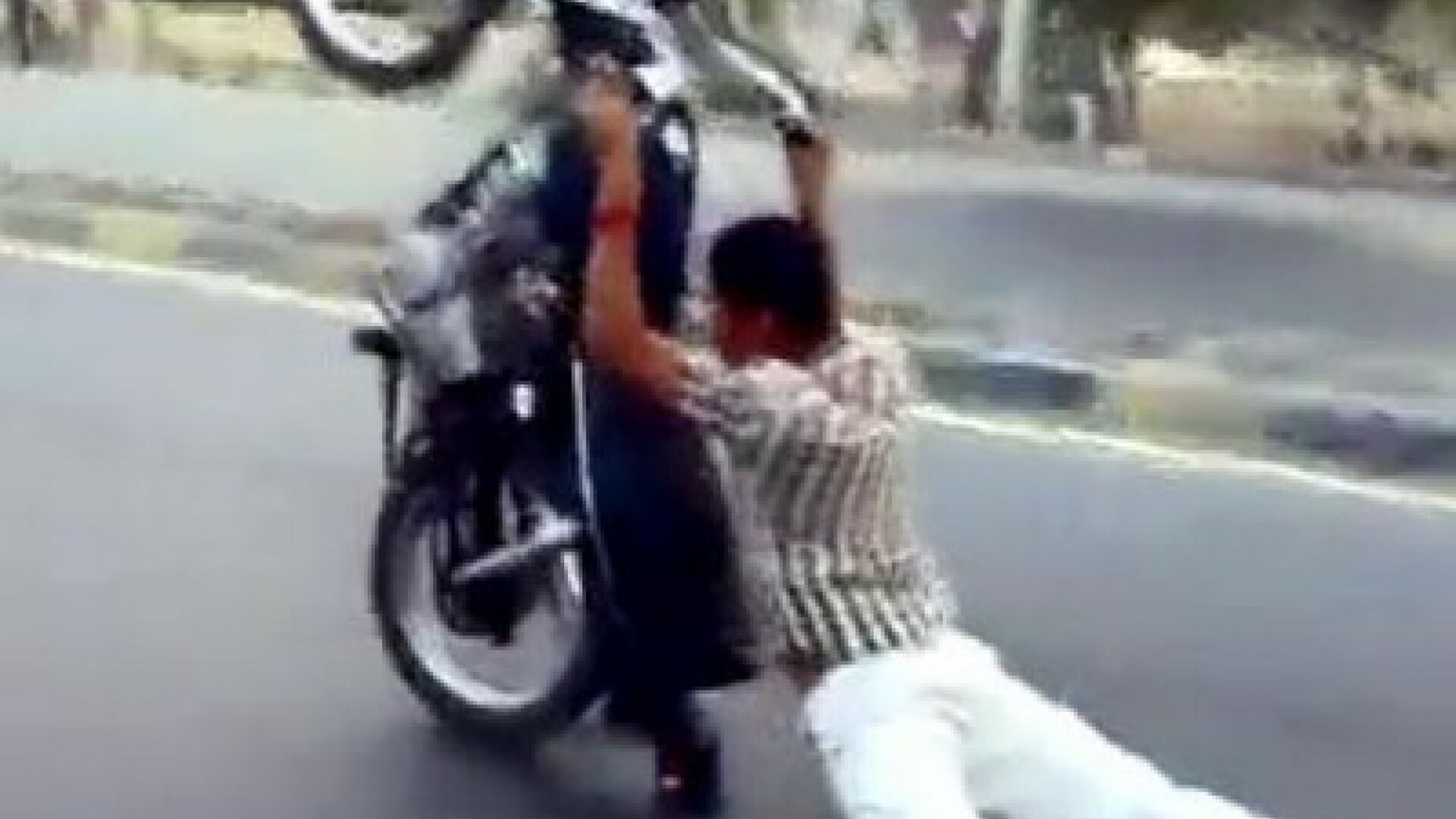 Teribilism sau inconstienta? Circ pe sosea cu motocicleta!