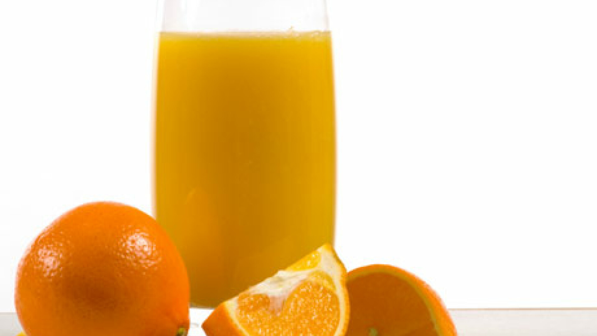 Sucul natural de fructe din recipientele de plastic ar putea fi cancerigen