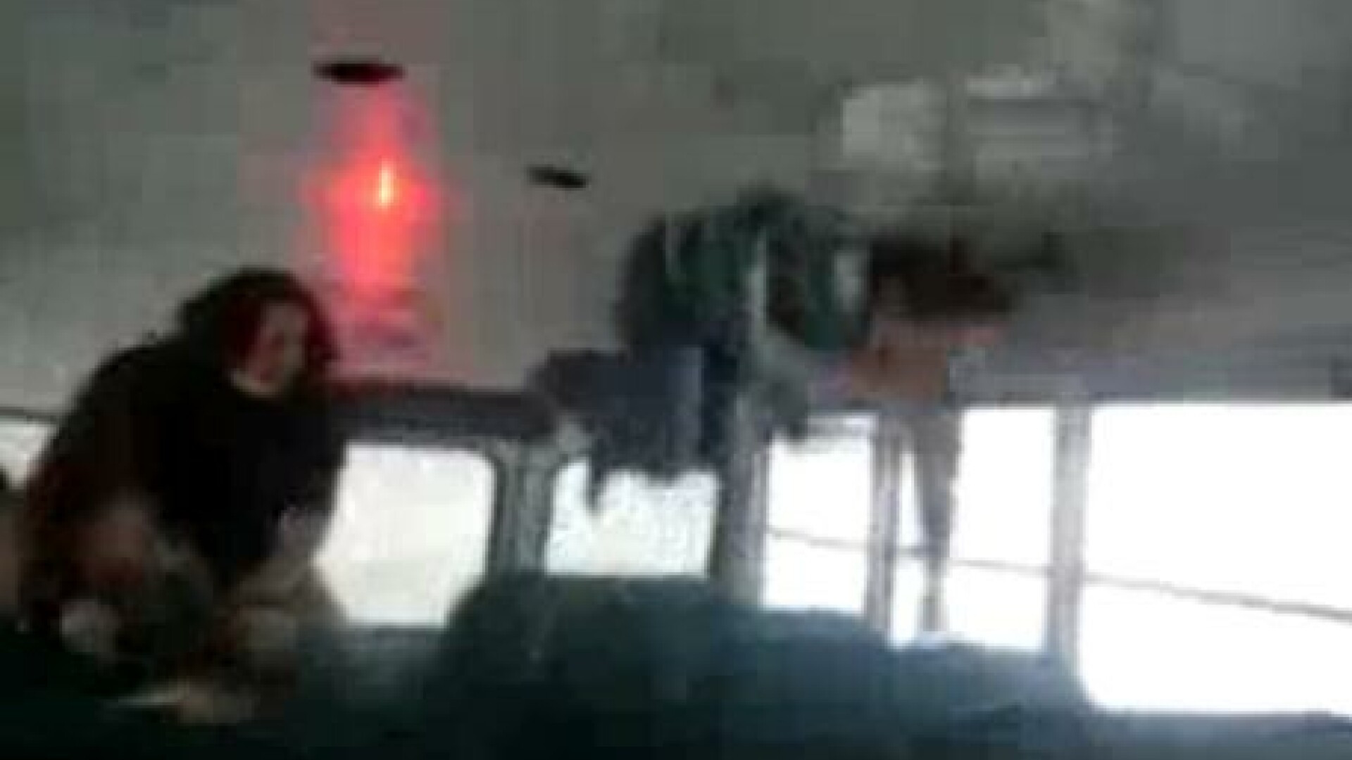 NO COMMENT! Mai sa gaureasca plafonul autobuzului!