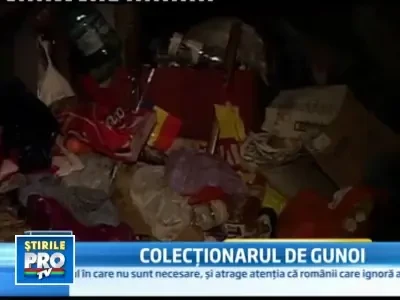 Locatarii unui bloc din Arad, exasperati de un "colectionar" de gunoaie