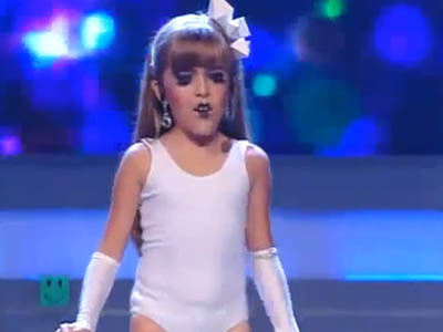 O imita pe Lady GaGa la 8 ani! Ti-ai lasa fetita sa cante "Bad Romance"?