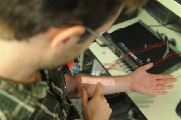 Skinput, gadgetul care iti transforma pielea in touchscreen!