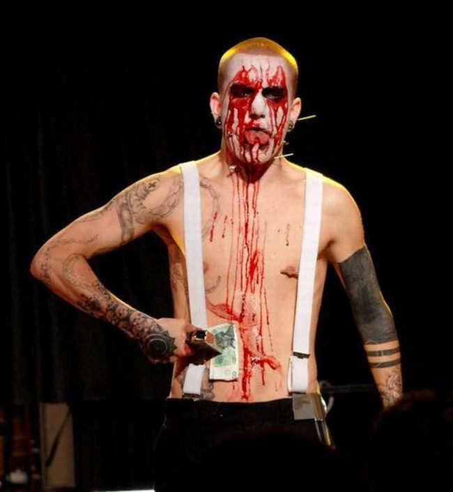 Se autoflageleaza de dragul show-ului. ATENTIE, imagini socante!