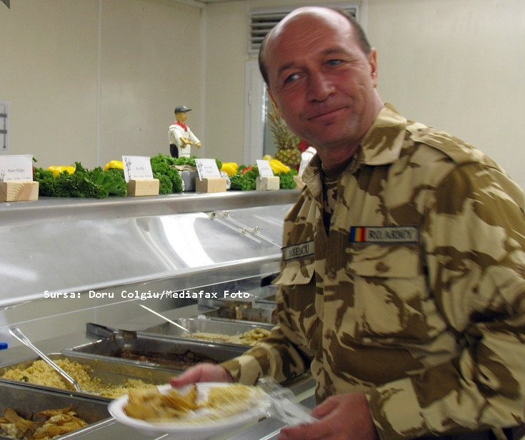 Basescu in Afganistan: a dat martisoare si a stat la coada pentru mancare!