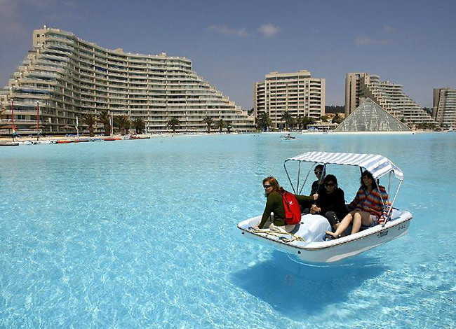 Uite cum arata cea mai mare piscina din lume!