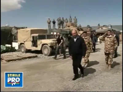 Basescu in Afganistan: a dat martisoare si a stat la coada pentru mancare!