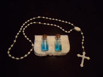 Vinde doua fantome, ambalate in ... apa sfintita! Te tenteaza?