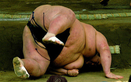 Luptator de sumo arestat la Moscova, dupa ce a incercat sa fure un ATM