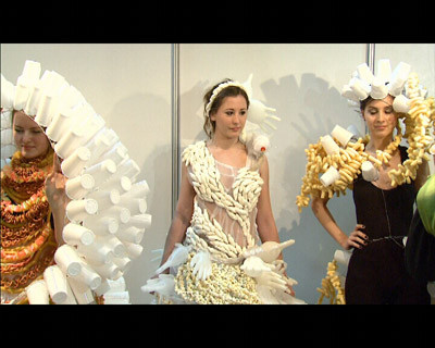 Uneori, moda tine de foame! Haine din popcorn, pufuleti si paste