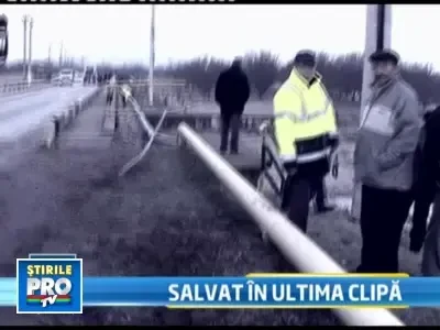 Momente de groaza! A cazut cu masina in apele involburate ale Jiului