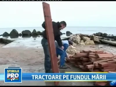 Incident naval. 200 de metri cubi de cherestea si 30 de tractoare, in mare