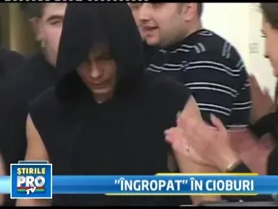 S-a aruncat dezbracat in 580 de kilograme de cioburi!