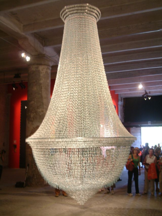 Creatoare nonconformista... a facut un candelabru din TAMPOANE!