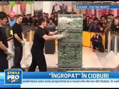 Nu incercati asa ceva acasa! A stat ingropat 3 ore in cioburi de sticla!