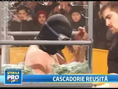 Nu incercati asa ceva acasa! A stat ingropat 3 ore in cioburi de sticla!