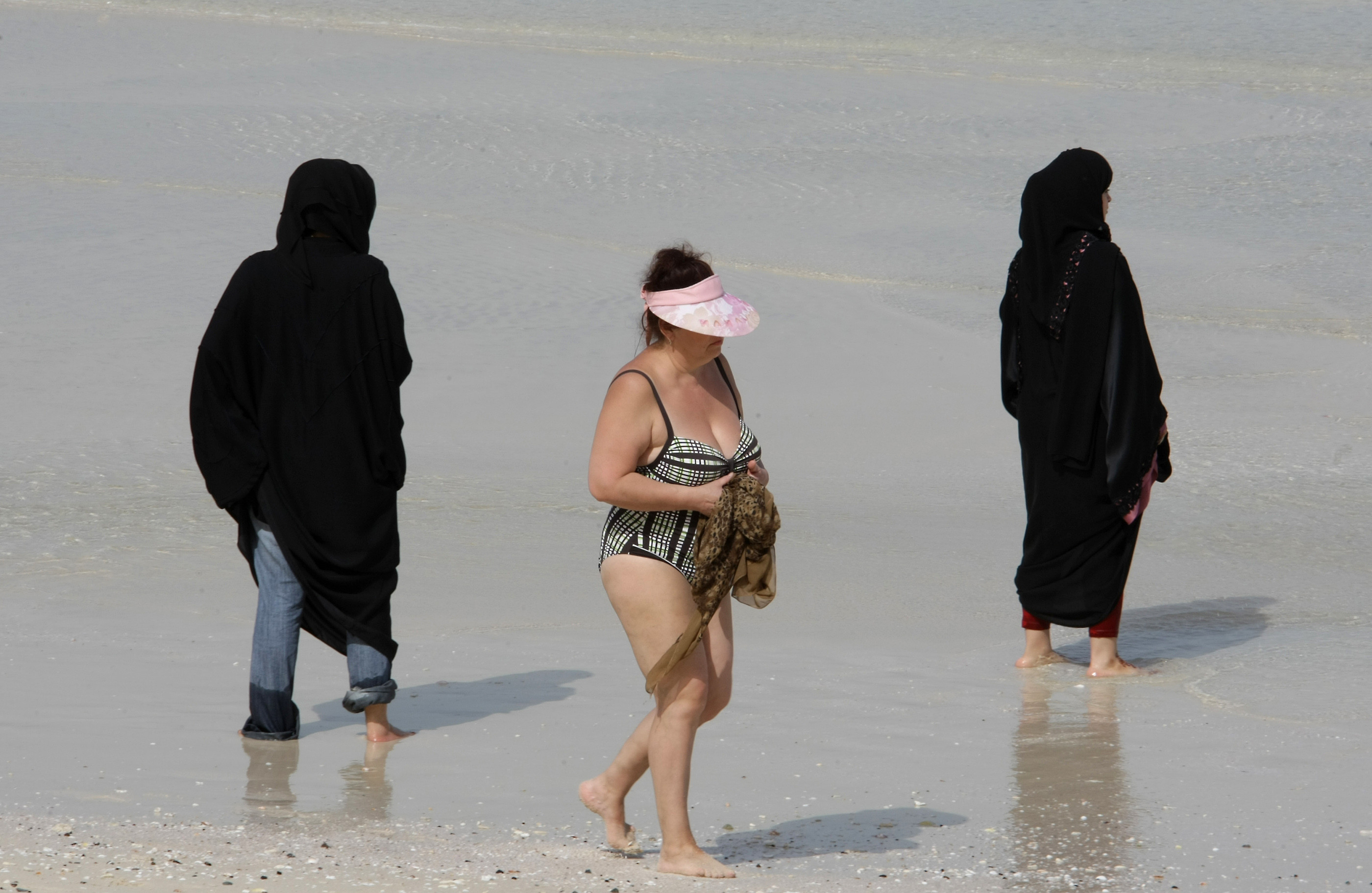 "Cadou" de 8 Martie: 1 din 4 barbati considera ca locul femeii e la cratita