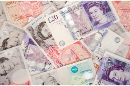 S-a pozat cu teancuri de bani primiti pe nedrept din ajutoare sociale: "Nu inteleg de ce lumea e furioasa"