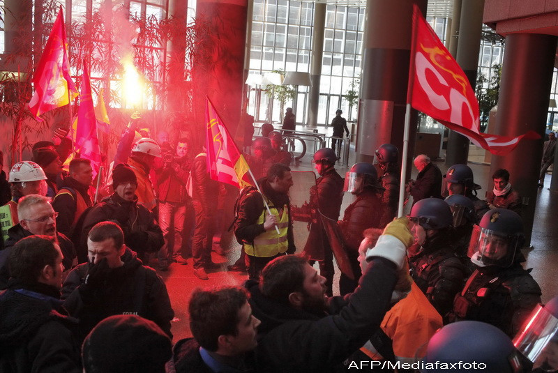 Protest indarjit la Paris din cauza concedierilor!