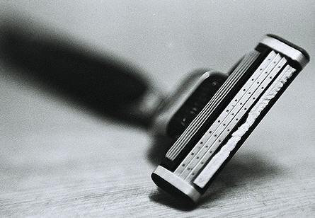 Si-a facut praf masina, in timp ce se epila inghinal!