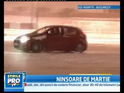 Curse cu masini prin zapada chiar in fata Palatului Parlamentului