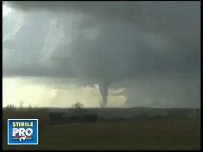 Au crezut ca vine sfarsitul lumii! O tornada a distrus totul in cale!
