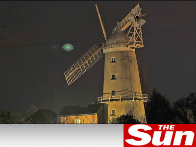 OZN pe cerul Angliei! Extraterestrii par intesesati de... morile de vant!