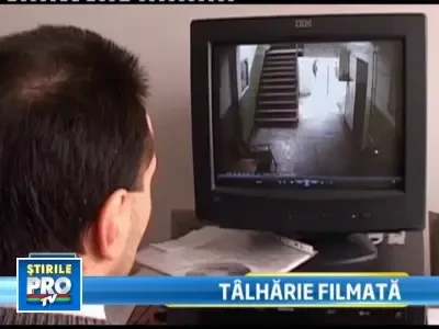 Talharie surprinsa de camerele de supraveghere la un liceu din Galati