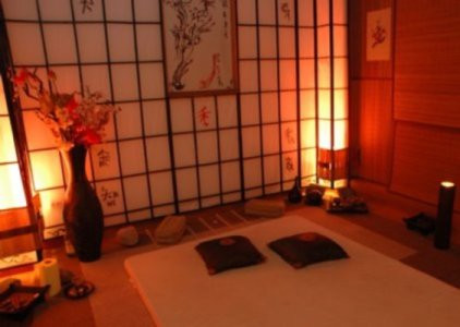 Reclamele la saloanele de masaj erotic ar putea fi interzise. Un proiect propus de doamnele deputat