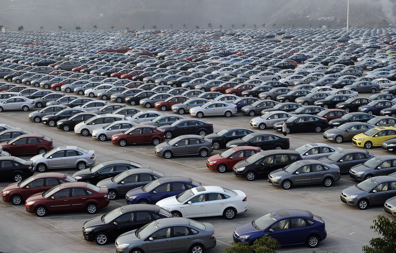 Importam tot mai putin, exportam masiv masini. Deficitul s-a redus