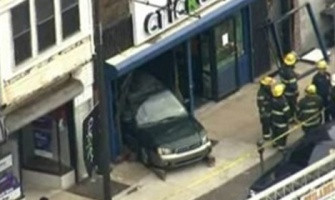 L-a luat somnul la volan asa ca si-a "parcat" masina intr-un magazin