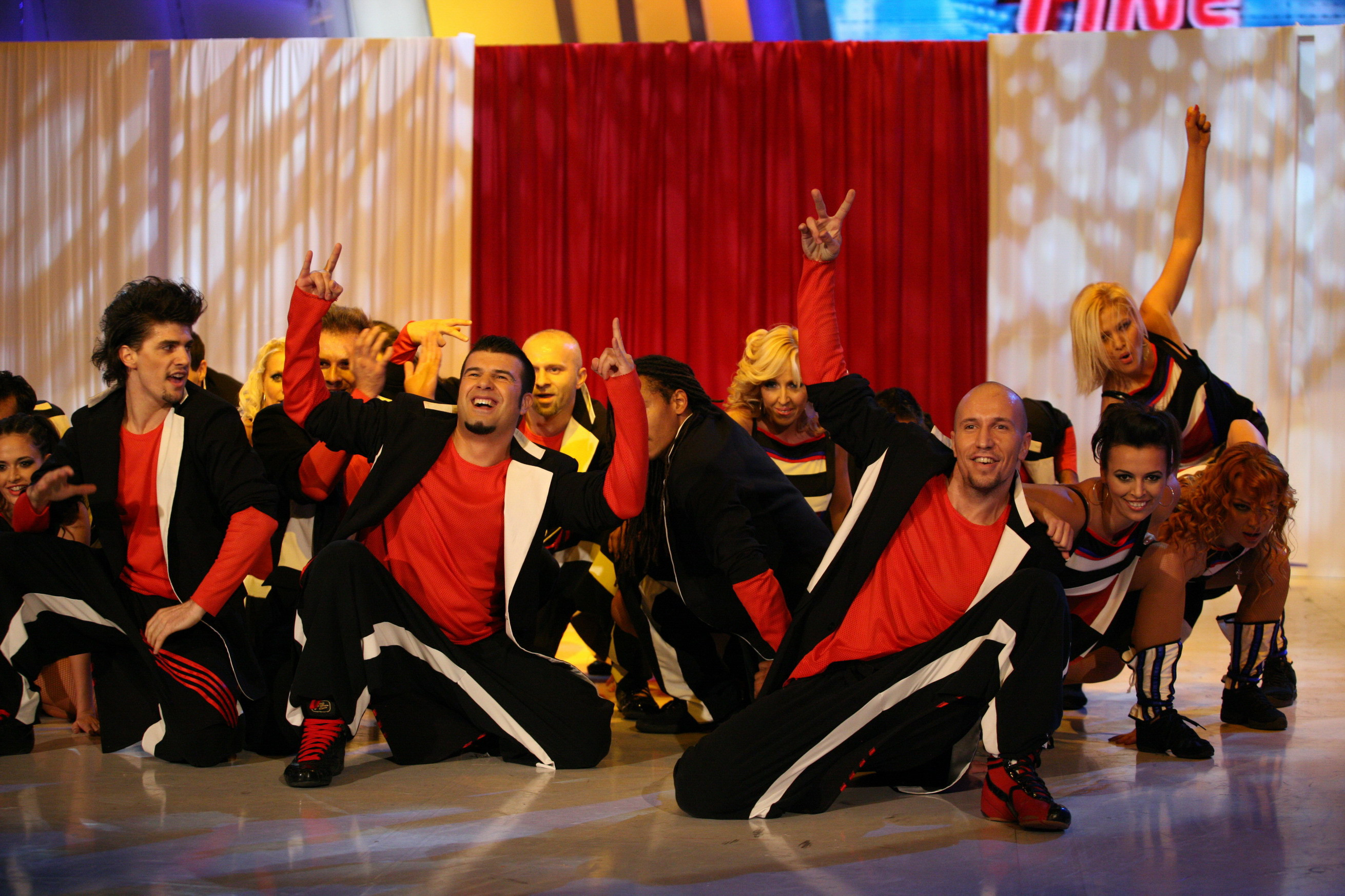 Frumoasa Elena Voscoboinic face parte din baletul "Dansez pentru tine"