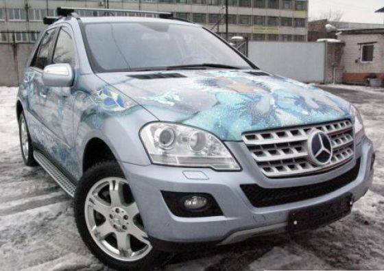 Cand te dau banii afara din casa... iti lipesti cristale pe masina!