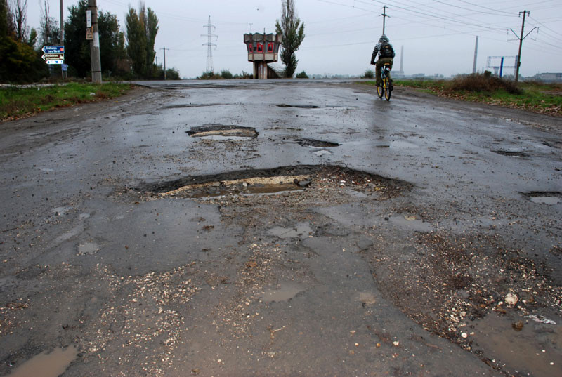 Cu nasul si dintii sparti de la o groapa! Victimele cer despagubiri