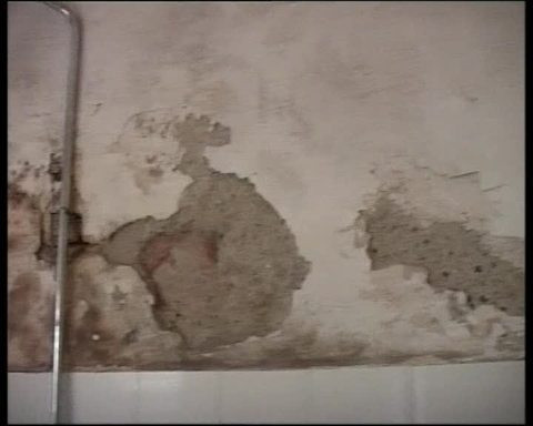 Femeia lovita in cap de o bucata de tencuiala a inceput sa mearga din nou