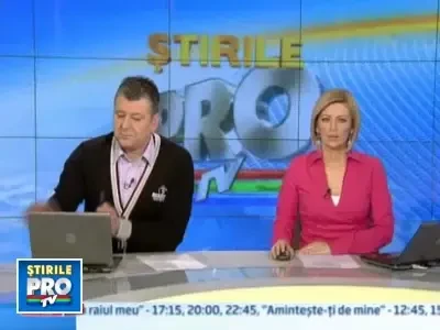 Crater urias in mijlocul autostrazii! Soferii si-au rupt masinile in doua