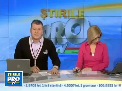 Ambulanta rasturnata in misiune: a lovit o masina oprita la o trecere