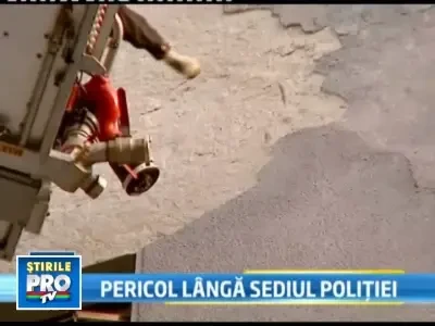 Masini avariate de tencuiala cazuta de pe cladirea Ministerului de Interne