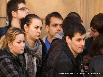 Din ce in ce mai putini tineri urmeaza o facultate! Criza e de vina