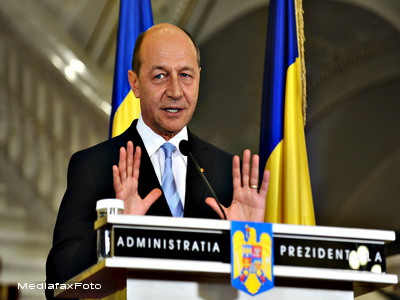 Basescu, la funeraliile lui Kaczynski. Deplasarea, cu elicopterul si masina