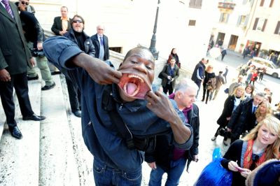 Poate sa-si bage in gura un pepene INTREG! El este omul de CAUCIUC!