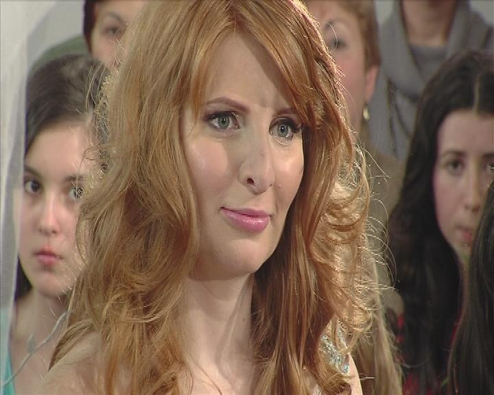 Monica, Frumusete pe muchie de cutit