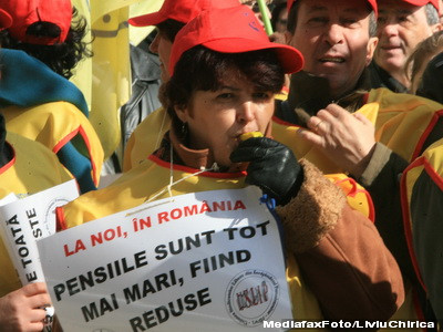Zeci de angajati din invatamant au protestat din nou