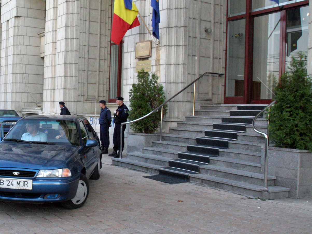 Le Monde: Bucurestiul face un pas inapoi in lupta impotriva coruptiei