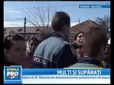 Romii dintr-o comuna doljeana s-au revoltat, suparati ca vor fi evacuati