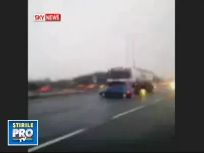 Incredibil! Masina tarata pe sosea de o cisterna, cu 60 de km la ora!