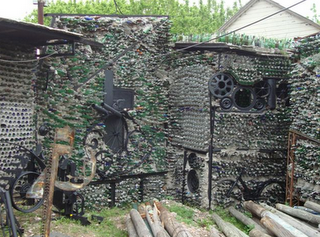 SPECTACULOS! Si-a facut casa din 6 milioane de sticle!