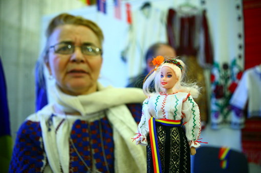 Papusa Elena Udrea, blonda si cu o suvita rebela. Vezi FOTO