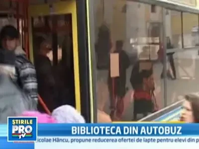 Romanii, un popor cult! Autobuz, transformat in sala de lectura!