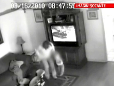 IMAGINI SOCANTE! O bona bate un bebelus pana il invineteste. VEZI VIDEO!