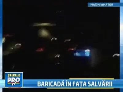 Zeci de taximetristi refuza sa faca loc unei ambulante! VEZI VIDEO!